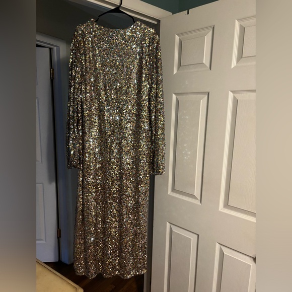 Very Beautiful Gown! - Picture 5 of 8